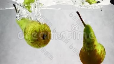 梨浸泡在一个装有<strong>气泡</strong>的水容器中，缓慢运动.. 孤立的<strong>白色</strong>背景上的水果。